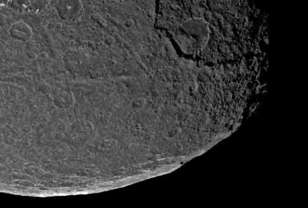 Erosión de las aristas: Ampliación de la superficie de Iapetus: Aristas.