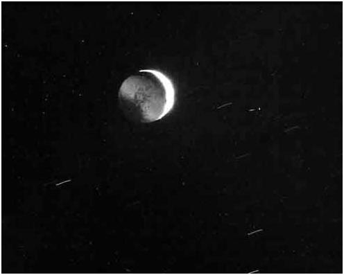 Una de las caras de Iapetus siempre es frontal a Saturno.