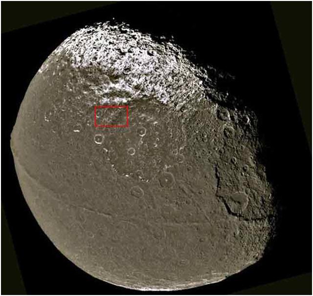 Observación de aristas rectilineas en cráteres.