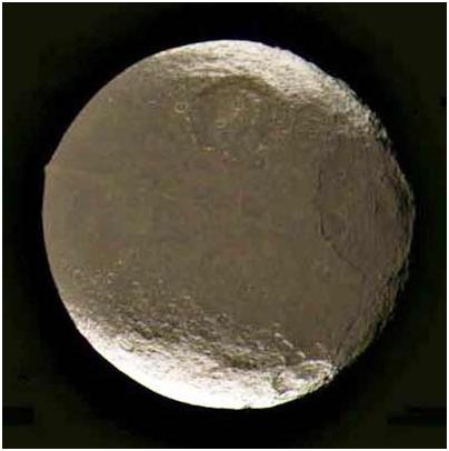 El esferoide Iapetus y su elevada arista central.