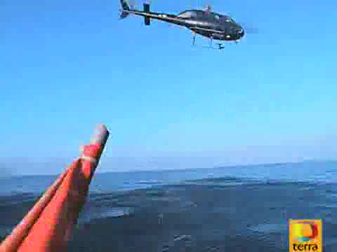 Helicóptero sobrevolando la zona. El mar está en calma.Las turbulencias se aprecian en el agua.