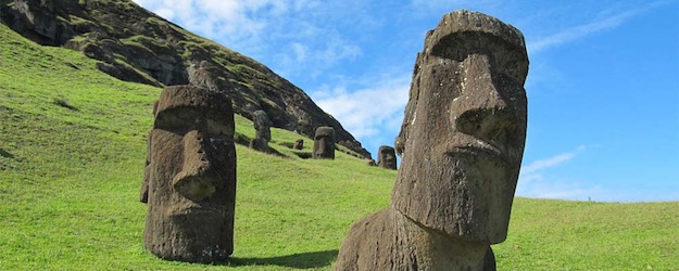 Los Moais enterrados en la Isla de Pascua, tienen cuerpo y aparecen misteriosas inscripciones en ellos. Att00001