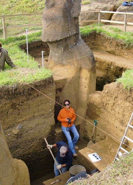 Los Moais enterrados en la Isla de Pascua, tienen cuerpo y aparecen misteriosas inscripciones en ellos. Att00002