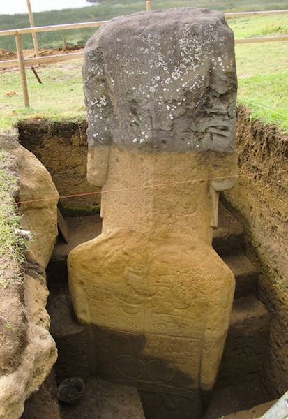Los Moais enterrados en la Isla de Pascua, tienen cuerpo y aparecen misteriosas inscripciones en ellos. Att415