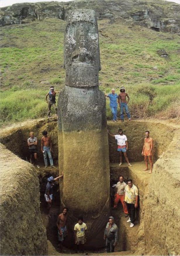 Los Moais enterrados en la Isla de Pascua, tienen cuerpo y aparecen misteriosas inscripciones en ellos. Att627
